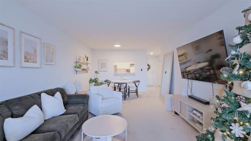 215-400 Sutton Crescent, Kelowna, BC - Indoor Photo Showing Living Room