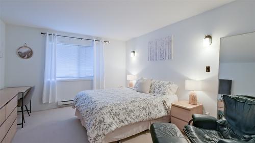 215-400 Sutton Crescent, Kelowna, BC - Indoor Photo Showing Bedroom