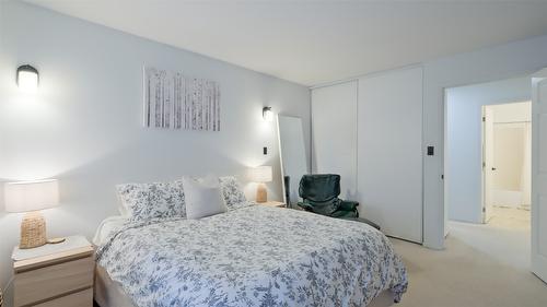 215-400 Sutton Crescent, Kelowna, BC - Indoor Photo Showing Bedroom