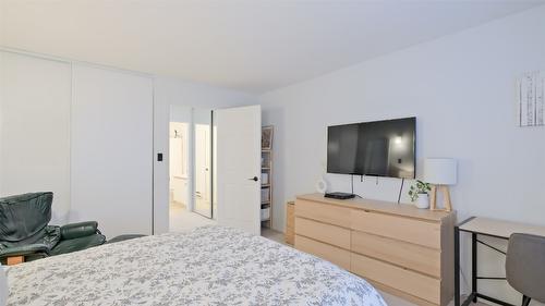 215-400 Sutton Crescent, Kelowna, BC - Indoor Photo Showing Bedroom