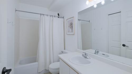 215-400 Sutton Crescent, Kelowna, BC - Indoor Photo Showing Bathroom