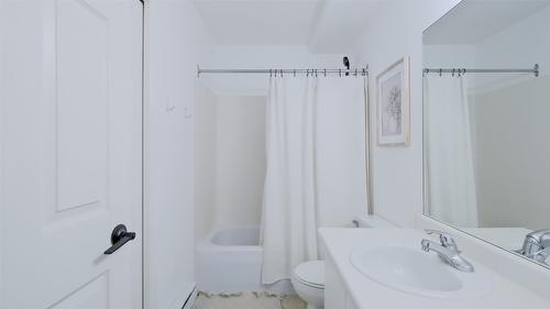 215-400 Sutton Crescent, Kelowna, BC - Indoor Photo Showing Bathroom