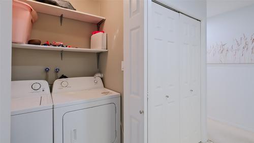 215-400 Sutton Crescent, Kelowna, BC - Indoor Photo Showing Laundry Room