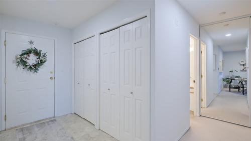 215-400 Sutton Crescent, Kelowna, BC - Indoor Photo Showing Other Room