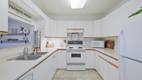 215-400 Sutton Crescent, Kelowna, BC - Indoor Photo Showing Kitchen With Double Sink