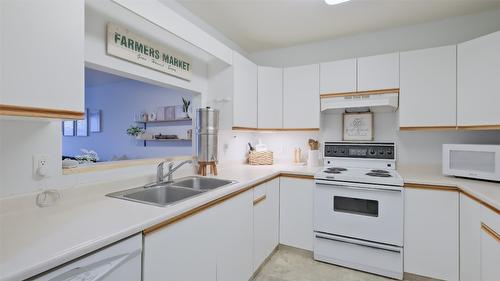 215-400 Sutton Crescent, Kelowna, BC - Indoor Photo Showing Kitchen With Double Sink