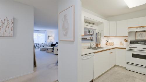 215-400 Sutton Crescent, Kelowna, BC - Indoor Photo Showing Kitchen With Double Sink