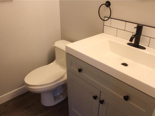 512-71 Gorge Rd West, Saanich, BC - Indoor Photo Showing Bathroom