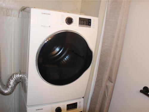 512-71 Gorge Rd West, Saanich, BC - Indoor Photo Showing Laundry Room