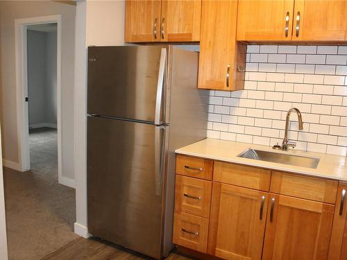 512-71 Gorge Rd West, Saanich, BC - Indoor Photo Showing Kitchen