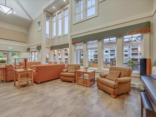 407-5650 Edgewater Lane, Nanaimo, BC - Indoor Photo Showing Living Room