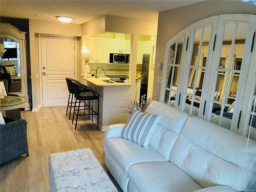 407-5650 Edgewater Lane, Nanaimo, BC - Indoor Photo Showing Living Room