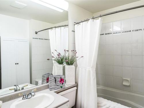 407-5650 Edgewater Lane, Nanaimo, BC - Indoor Photo Showing Bathroom