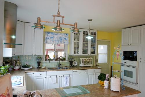 527 Shuswap Avenue, Chase, BC - Indoor Photo Showing Kitchen With Double Sink