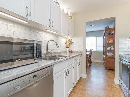 303-363 Morison Ave, Parksville, BC - Indoor Photo Showing Kitchen With Double Sink With Upgraded Kitchen