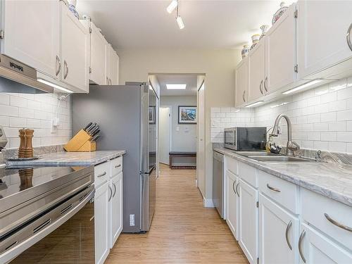 303-363 Morison Ave, Parksville, BC - Indoor Photo Showing Kitchen