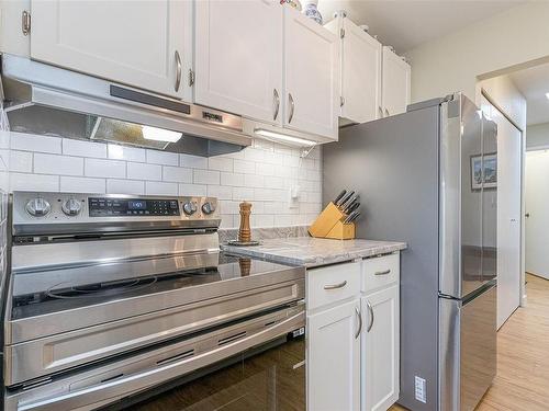 303-363 Morison Ave, Parksville, BC - Indoor Photo Showing Kitchen