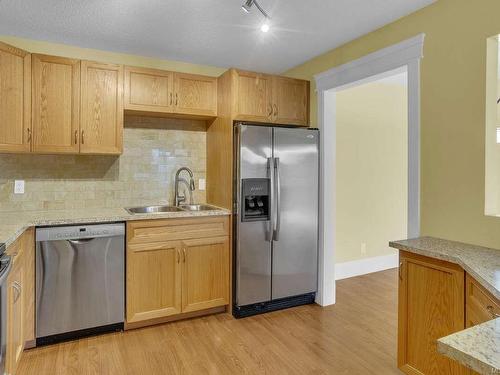 404-6715 Dover Rd, Nanaimo, BC - Indoor Photo Showing Kitchen With Double Sink