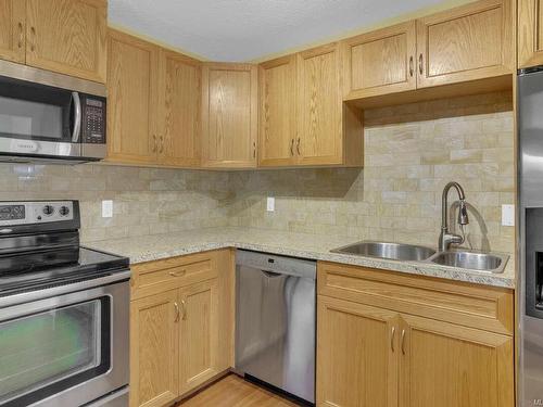 404-6715 Dover Rd, Nanaimo, BC - Indoor Photo Showing Kitchen With Double Sink