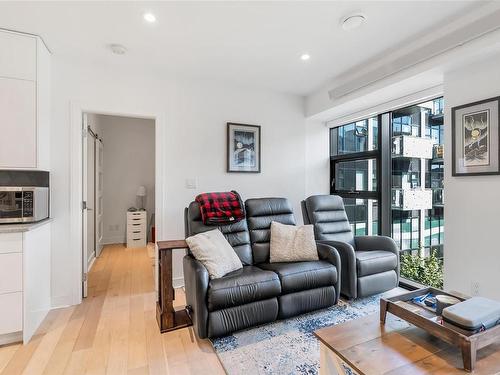 N216-1105 Pandora Ave, Victoria, BC - Indoor Photo Showing Living Room