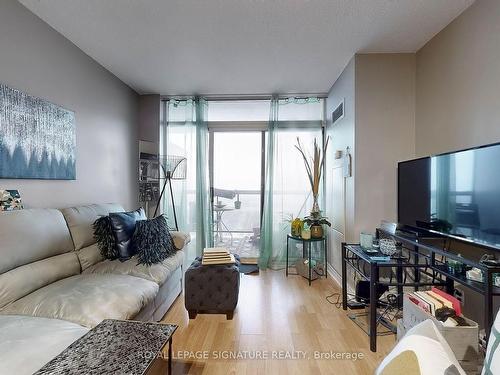 1531-18 Mondeo Dr, Toronto, ON - Indoor Photo Showing Living Room