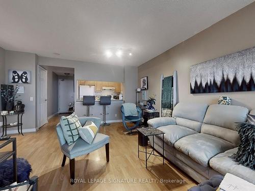 1531-18 Mondeo Dr, Toronto, ON - Indoor Photo Showing Living Room