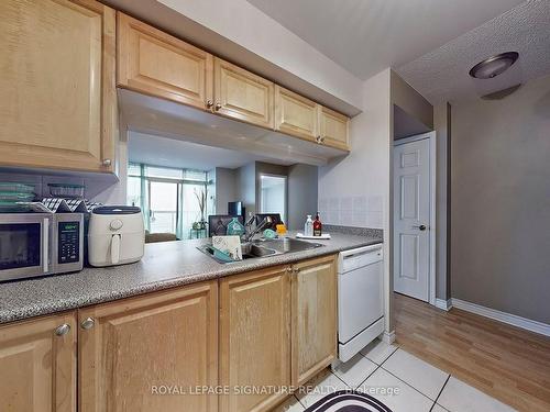 1531-18 Mondeo Dr, Toronto, ON - Indoor Photo Showing Kitchen With Double Sink