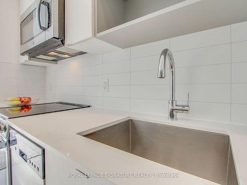 305-630 Greenwood Ave, Toronto, ON - Indoor Photo Showing Kitchen