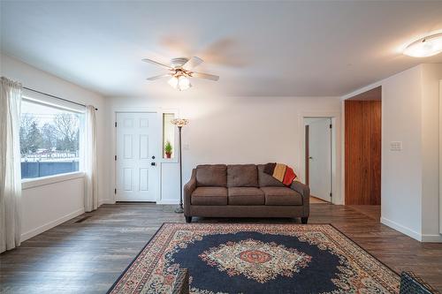 5517 6 Highway, Coldstream, BC - Indoor Photo Showing Living Room