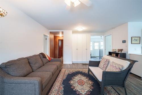 5517 6 Highway, Coldstream, BC - Indoor Photo Showing Living Room