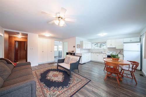 5517 6 Highway, Coldstream, BC - Indoor Photo Showing Living Room