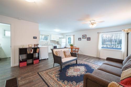 5517 6 Highway, Coldstream, BC - Indoor Photo Showing Living Room