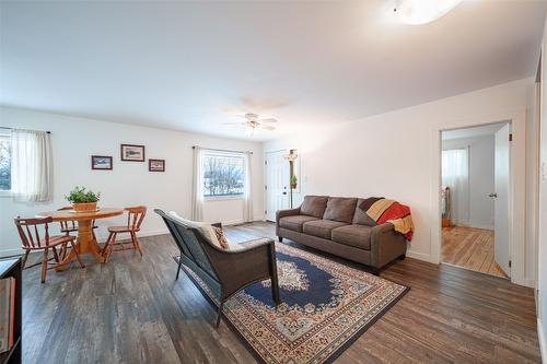 5517 6 Highway, Coldstream, BC - Indoor Photo Showing Living Room