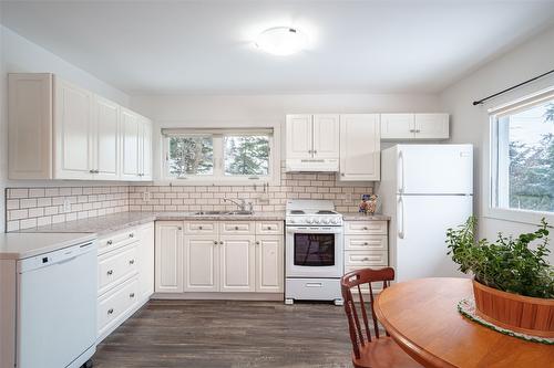 5517 6 Highway, Coldstream, BC - Indoor Photo Showing Kitchen