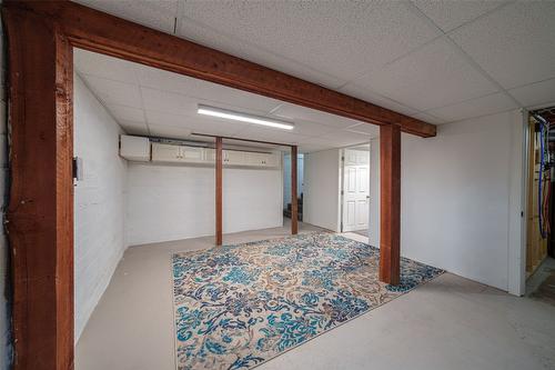 5517 6 Highway, Coldstream, BC - Indoor Photo Showing Garage