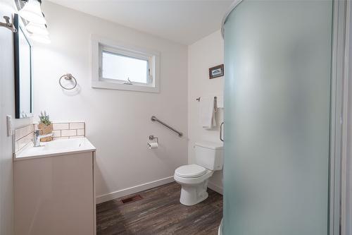 5517 6 Highway, Coldstream, BC - Indoor Photo Showing Bathroom