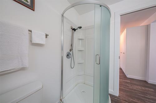 5517 6 Highway, Coldstream, BC - Indoor Photo Showing Bathroom