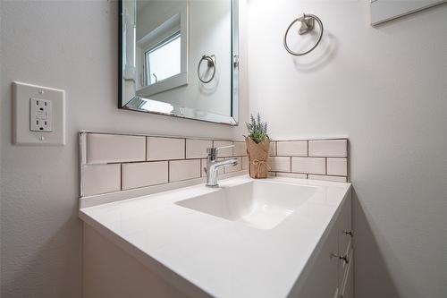 5517 6 Highway, Coldstream, BC - Indoor Photo Showing Bathroom