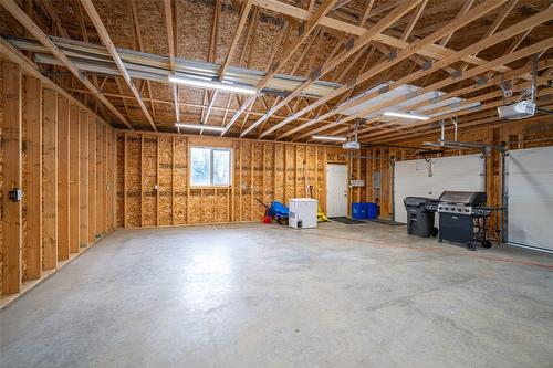 5517 6 Highway, Coldstream, BC - Indoor Photo Showing Garage