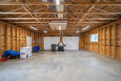 5517 6 Highway, Coldstream, BC - Indoor Photo Showing Garage