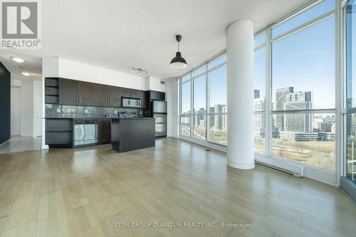 2009 - 231 Fort York Boulevard, Toronto, ON - Indoor Photo Showing Kitchen