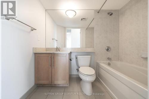 2009 - 231 Fort York Boulevard, Toronto, ON - Indoor Photo Showing Bathroom