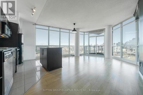 2009 - 231 Fort York Boulevard, Toronto, ON - Indoor Photo Showing Kitchen