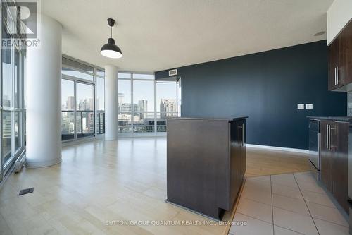 2009 - 231 Fort York Boulevard, Toronto, ON - Indoor Photo Showing Kitchen