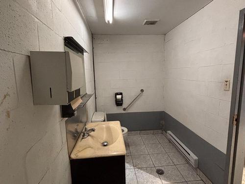 Bathroom - A-1980 Boul. St-Elzear O., Laval (Chomedey), QC 