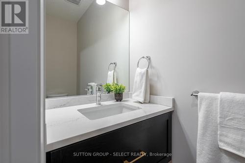 6370 Heathwoods Avenue, London, ON - Indoor Photo Showing Bathroom