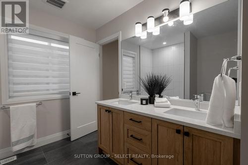 6370 Heathwoods Avenue, London, ON - Indoor Photo Showing Bathroom