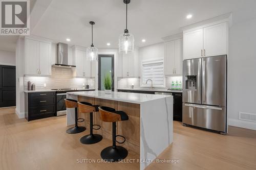 6370 Heathwoods Avenue, London, ON - Indoor Photo Showing Kitchen With Upgraded Kitchen