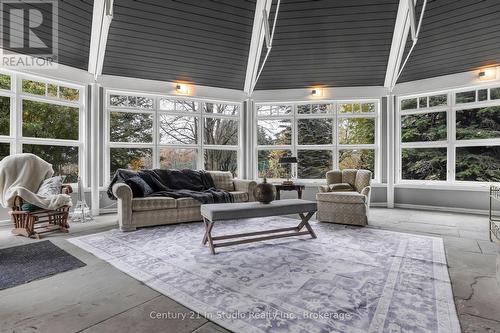 382105 Con 17 Road N, Georgian Bluffs, ON -  Photo Showing Living Room