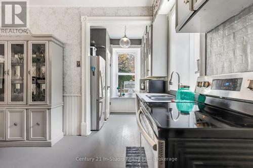 382105 Con 17 Road N, Georgian Bluffs, ON - Indoor Photo Showing Kitchen